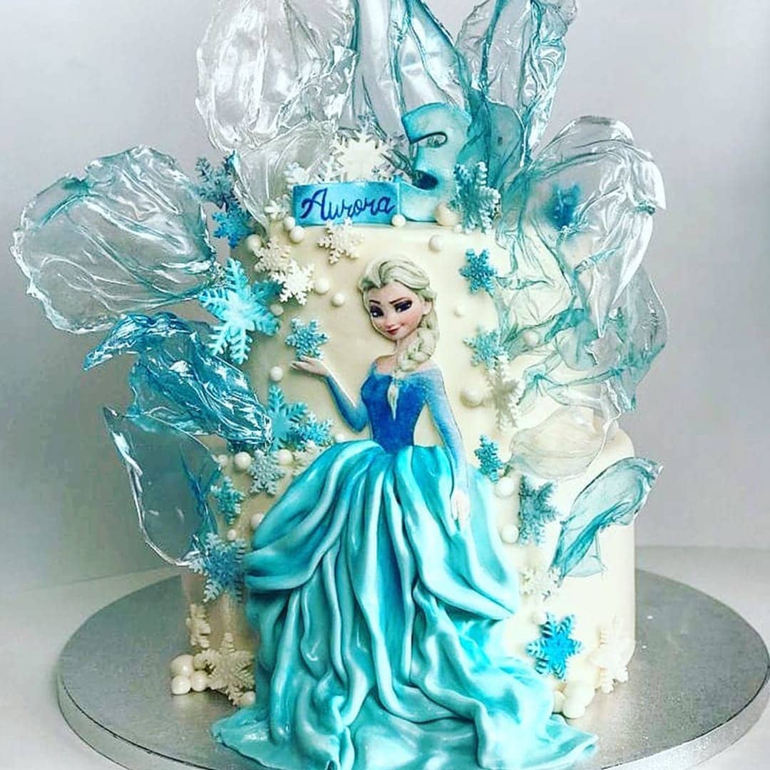 Negli zuccherini colorati su sfondo blu, decorazione per torte e